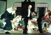 Córka źle strzeżona - w środku Antoni Wicherek - wznowienie: Teatr Wielki -Opera Narodowa, 8 kwietnia 1995 - fot. Juliusz Multarzyński