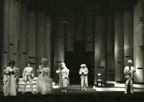 Dzień królowania - scena zbiorowa - premiera: Opera we Wrocławiu, 24 maja 1987