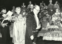 Hanna Lisowska i Antoni Wicherek - pożegnanie Antoniego Wicherka - po premierze Holendra tułacza: Teatr Wielki w Łodzi, 25 czerwca 1994