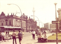 Antoni Wicherek i Bronisław Pekowski przed Deutsche Staatsoper Berlin - gościnny udział w spektaklu Holender tułacz - 27 czerwca 1981