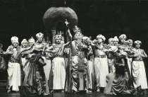 Paria - po środku Tomasz Fitas jako Akebar - premiera: Teatr Wielki w Łodzi, 4 czerwca 1992, fot. Chwalisław Zieliński