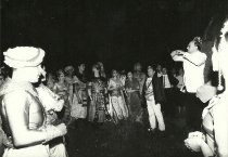 Po premierze Parii pod pomnikiem Stanisława Moniuszki w Łodzi, 4 czerwca 1992, fot. Jacek Wotas