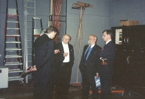 Ubu Rex - za kulisami, w środku Antoni Wicherek i Krzysztof Penderecki - spektakl: Eindhoven, 10 kwietnia 1996